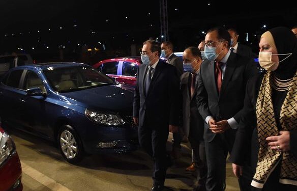 رئيس الوزراء يُسلم مفاتيح أول دفعة من السيارات الجديدة للمستفيدين بالمبادرة الرئاسية لإحلال المركبات للعمل بالغاز