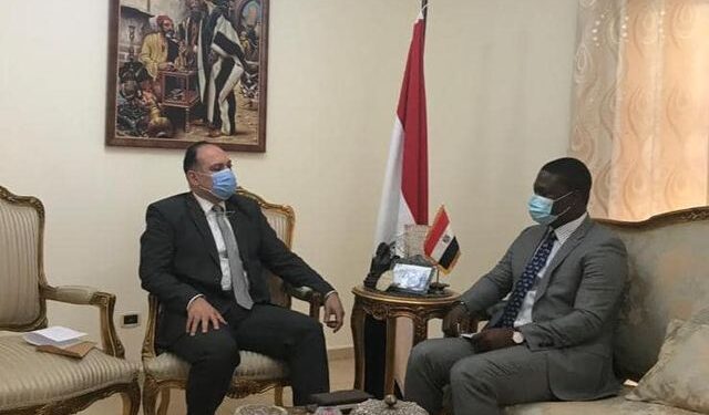 السفير المصري في كوناكري يلتقي مع مدير عام وكالة تنمية الاستثمار في غينيا