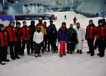 وزارة الرياضة تنظم التزلج على الجليد