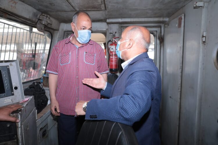 وزير النقل يعنف سائق قطار بسبب الكمامة و ملابسه غير الرسمية 4