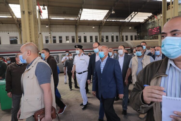 وزير النقل يعنف سائق قطار بسبب الكمامة و ملابسه غير الرسمية 1