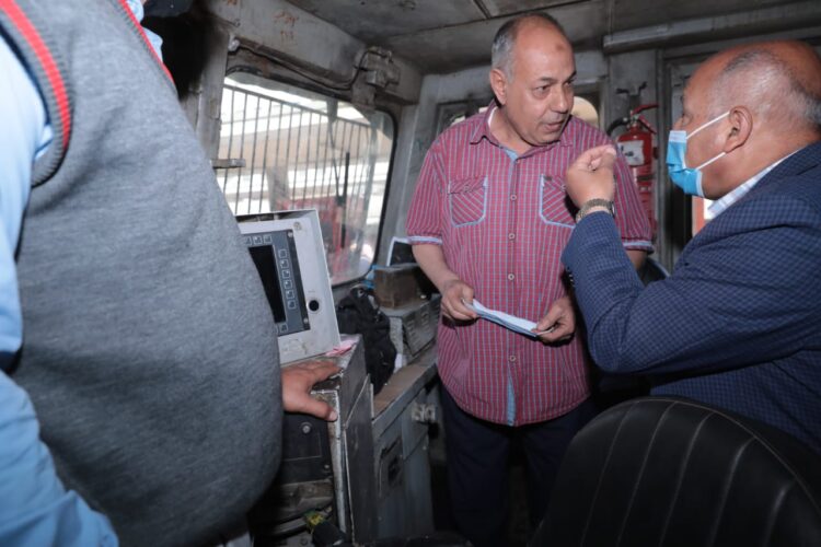 وزير النقل يعنف سائق قطار بسبب الكمامة و ملابسه غير الرسمية 3