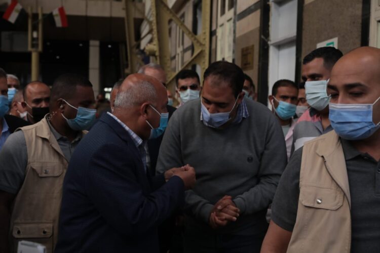 وزير النقل يعنف سائق قطار بسبب الكمامة و ملابسه غير الرسمية 2