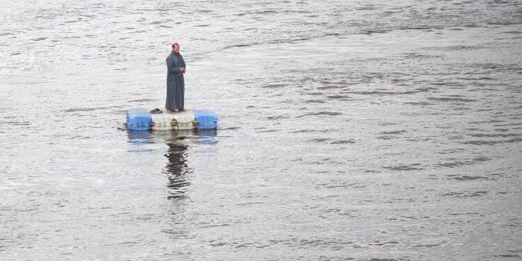 رجل يصلي على سطح المياه