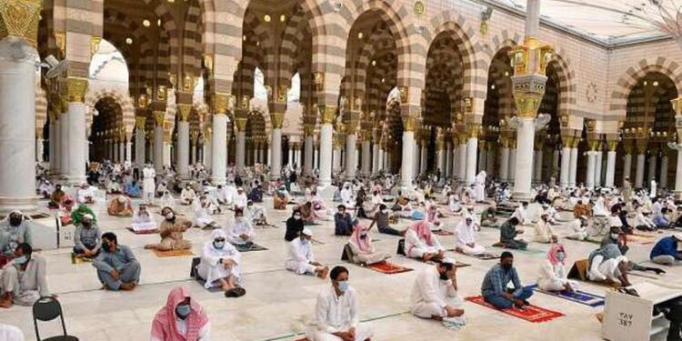 إقامة أول صلاة جمعة بالمسجد النبوي في شهر رمضان 1