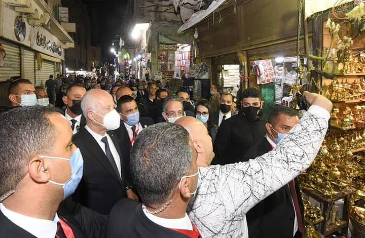 الرئيس التونسي يتجول في شوارع القاهرة.. ويتبادل التحايا مع المواطنين (صور) 6