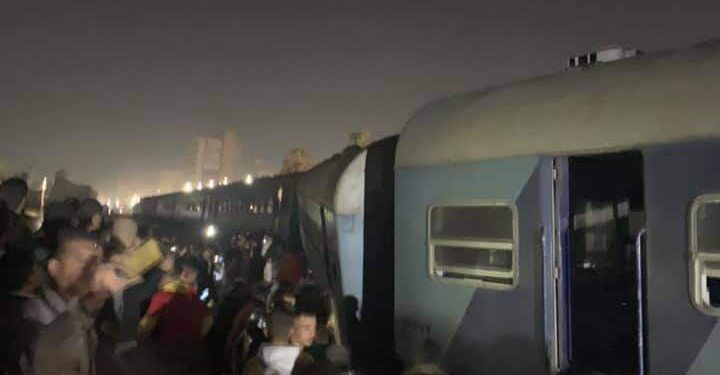 10 إصابات في حادث خروج قطار منيا القمح بالشرقية 1