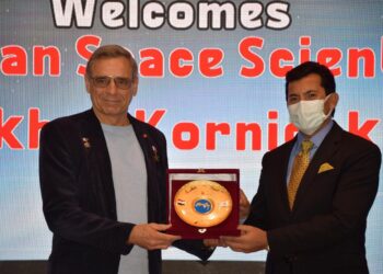الدكتور أشرف صبحي وعالم الفضاء« كورنيكو» يطلقان برنامج «spaceak» 1