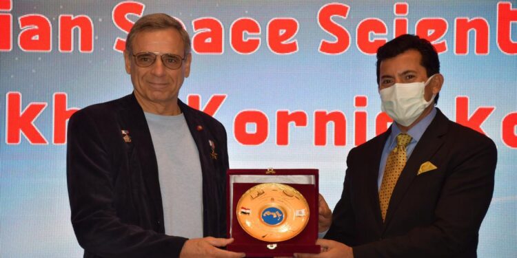 الدكتور أشرف صبحي وعالم الفضاء« كورنيكو» يطلقان برنامج «spaceak» 1