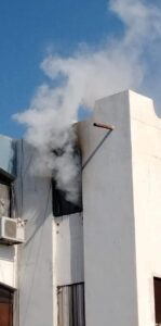إصابة 3 أشخاص بينهم رجل إطفاء بإختناقات في حريق ببورسعيد/صور 1