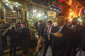 الرئيس التونسي يتجول في شوارع القاهرة.. ويتبادل التحايا مع المواطنين (صور) 2