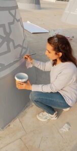 طلبة كليان الفنون أثناء رسم الجداريات استعدادا لنقل المومياوات