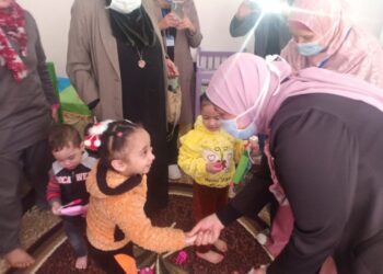 رئيس مدينة دسوق تداعب أطفال دار الإيواء وتوزع الهدايا احتفالا بيوم اليتيم