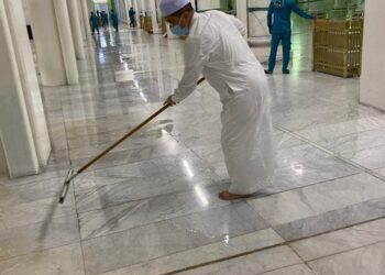 وزير ماليزى ينظف المسجد الحرام