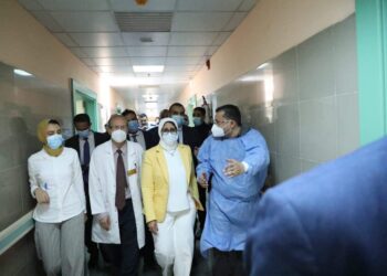 وزيرة الصحة تطمئن على الحالة الصحية لمصابي حادث طوخ بمستشفى بنها للتأمين الصحي 9