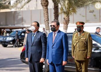 استقبال رسمي لـ رئيس الوزراء فى مقر الحكومة الليبية وعزف السلام الوطنى للبلدين 3