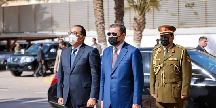 استقبال رسمي لـ رئيس الوزراء فى مقر الحكومة الليبية وعزف السلام الوطنى للبلدين 1