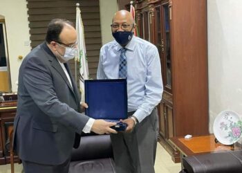 سفير مصر في الخرطوم يلتقي بوزير الصحة الاتحادية السوداني.