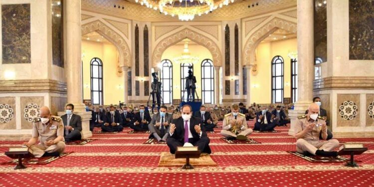 الرئيس السيسي يلتقي عدد من كبار قادة القوات المسلحة عقب أداء صلاة الجمعة 1