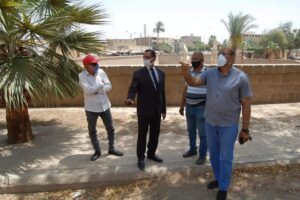تواصل أعمال التطهير والتعقيم بالمنطقة الأثرية في شوارع أخميم 4