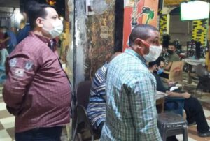 رئيس حي غرب سوهاج يقود حملة مفاجأة علي المقاهي لمواجهة فيروس كورونا 2