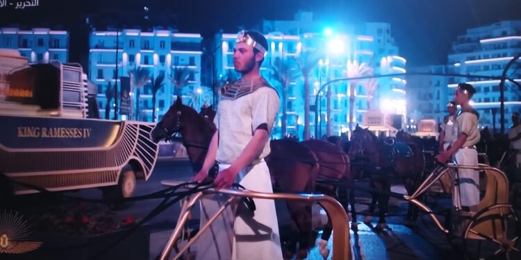 "التاريخ ينحني احترامًا".. نجوم مصر والعرب يتغنون في حفل نقل المومياوات الملكية 1
