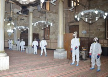تعقيم مسجد الحسين بالقاهرة استعدادًا لشهر رمضان المبارك 4