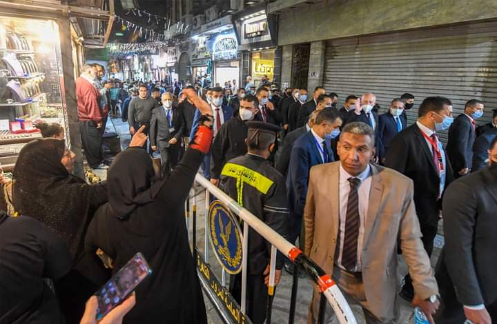 الرئيس التونسي يتجول في شوارع القاهرة.. ويتبادل التحايا مع المواطنين (صور) 4