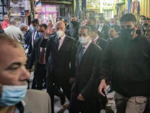 الرئيس التونسي يتجول في شوارع القاهرة.. ويتبادل التحايا مع المواطنين (صور) 3