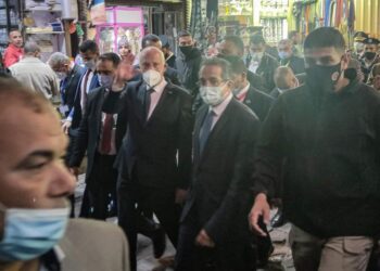 الرئيس التونسي يتجول في شوارع القاهرة.. ويتبادل التحايا مع المواطنين (صور) 3