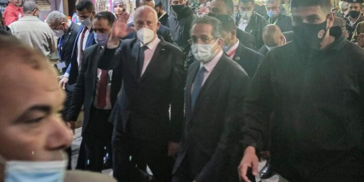 الرئيس التونسي يتجول في شوارع القاهرة.. ويتبادل التحايا مع المواطنين (صور) 1