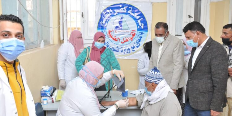 إجراء الكشف الطبي على  1019 حالة بقرية بقافلة طبية لجامعة كفرالشيخ   لتنفيذ لمبادرة "حياة كريمة"