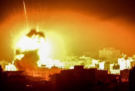 شاهد.. أول فيديو يرصد قصف الطيران الإسرائيلي قطاع غزة 1