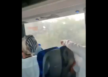 شاهد.. فزع وصراخ بعد رشق حافلة تقل إسرائيليين بالحجارة والزجاجات الحارقة (فيديو) 1