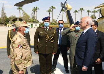 الرئيس التونسي وقادة من الجيش المصري