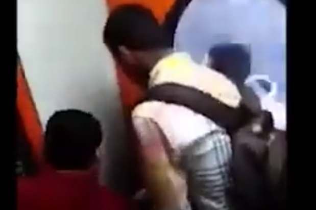 شاهد.. شاب يسقط من القطار ويطير في الهواء بعد فشل انقاذه (فيديو) 2
