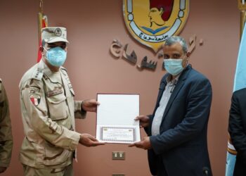 القوات المسلحة تكرم مدير مستشفى سوهاج