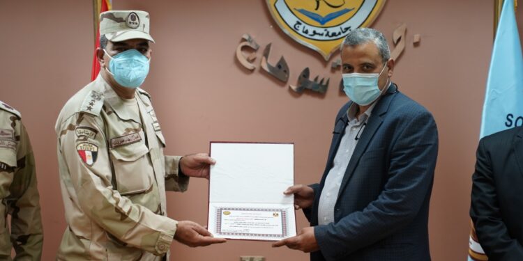 القوات المسلحة تكرم مدير مستشفى سوهاج