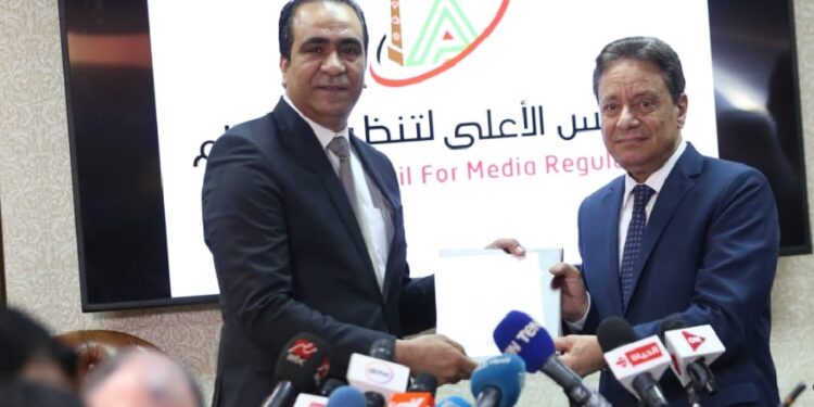 رئيس المجلس الاعلى لتنظيم الإعلام يسلم رئيس تحرير أوان مصر الترخيص