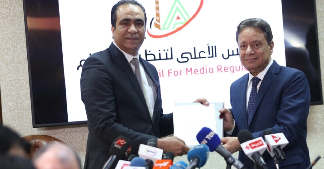 رئيس المجلس الاعلى لتنظيم الإعلام يسلم رئيس تحرير أوان مصر الترخيص