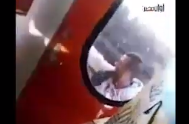 شاهد.. شاب يسقط من القطار ويطير في الهواء بعد فشل انقاذه (فيديو) 1