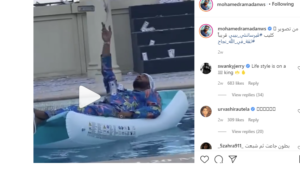 محمد رمضان يلقي نقود داخل حمام السباحة