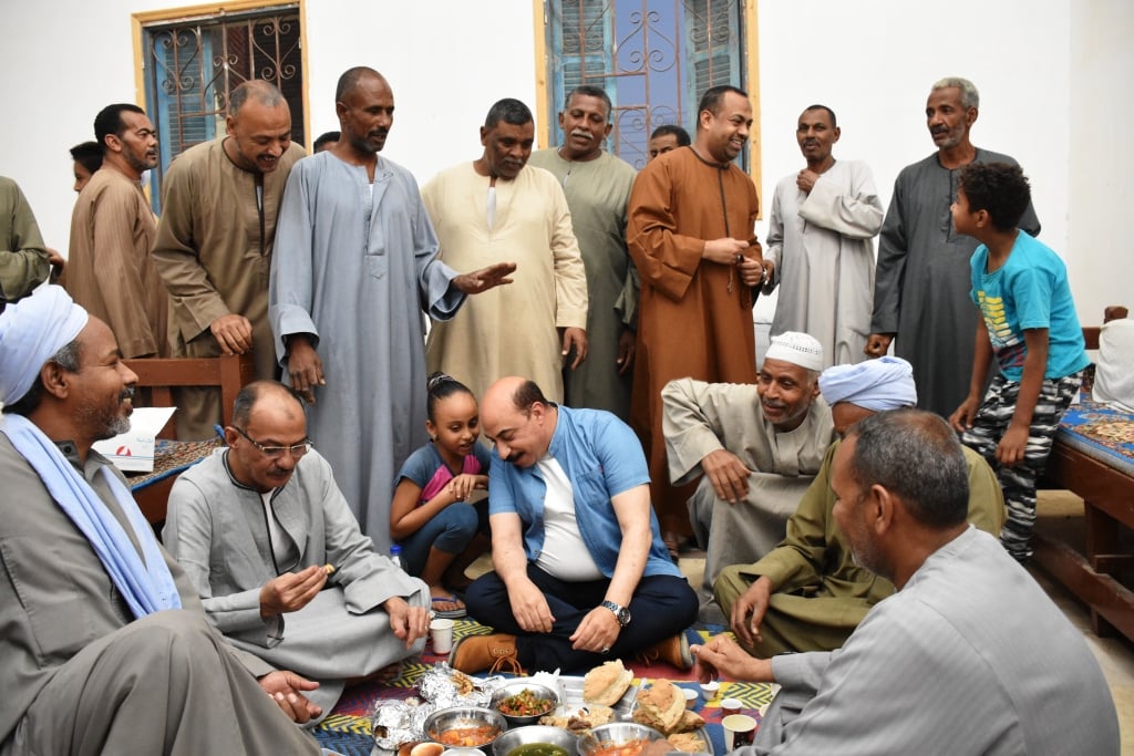 محافظ أسوان يتناول الإفطار مع الأهالي على الأرض في قرية العطواني بإدفو (صور) 3