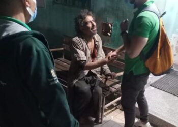 فريق الأطفال والكبار بلا مأوى ينقذ شابًا بالقاهرة.. وإيداعه بمستشفى العباسية لتلقي الرعاية الصحية 1