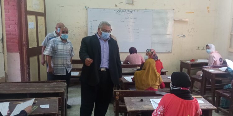 مدير تعليم أخميم يتفقد سير امتحانات الخط العربي والتذهيب 1