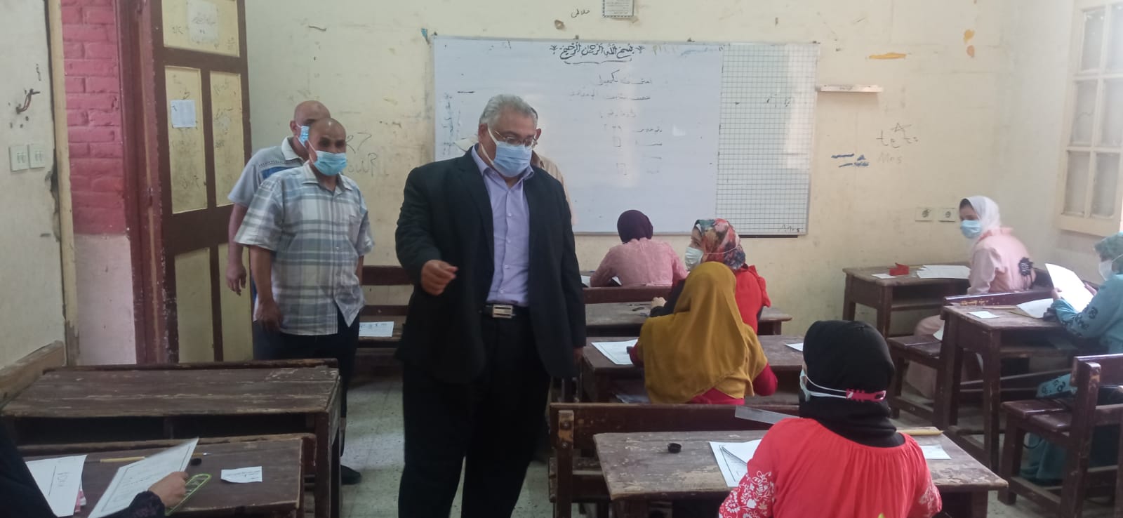 مدير تعليم أخميم يتفقد سير امتحانات الخط العربي والتذهيب 4