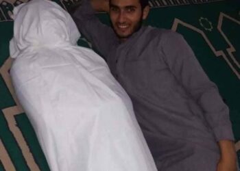 استهزأ بالموت.. شاب يكفن صديقه في مسجد بالمنيا والاوقاف تحقق/ صور 8
