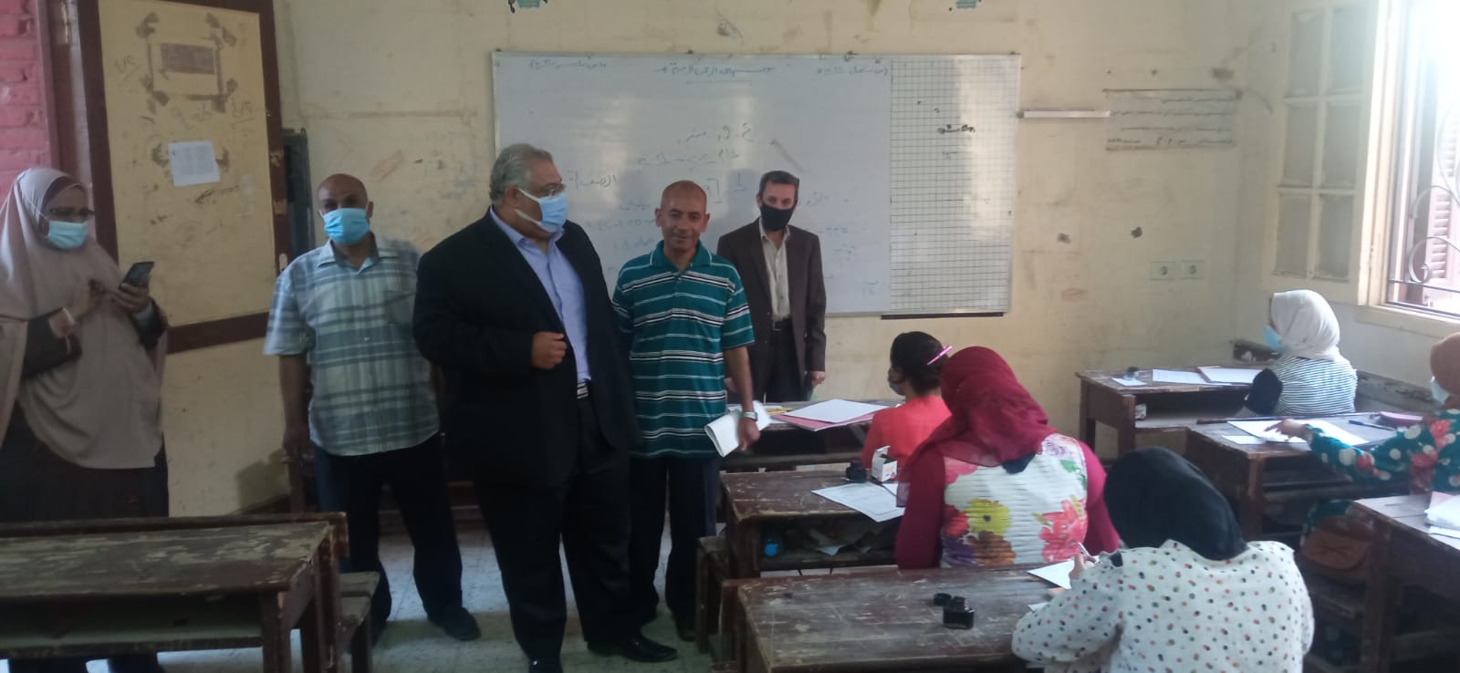 مدير تعليم أخميم يتفقد سير امتحانات الخط العربي والتذهيب 3