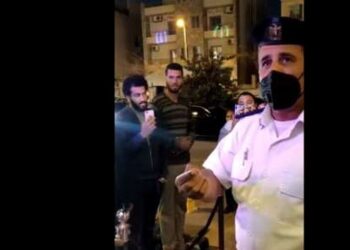 رجل أعمال يعترض رجال الأمن بعد ضبطهم شيش في مقهى مملوك له 1