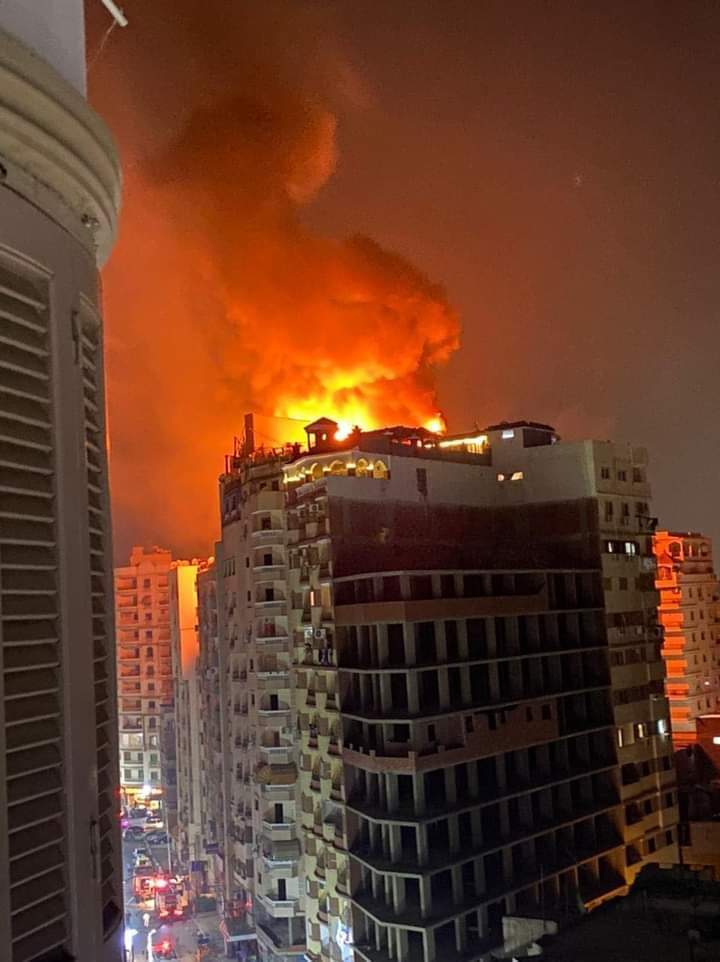 اندلاع حريق هائل بفندق في مدينة طنطا (صور) 2